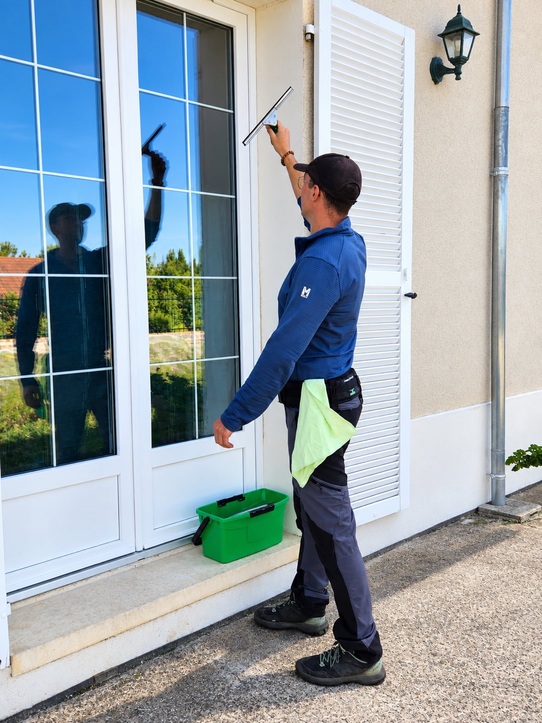 Professionnel Aurora réalisant le nettoyage de vitres près d’Esvres